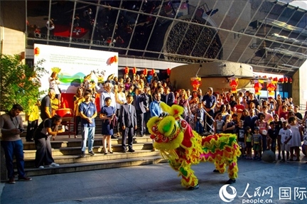 巴西民眾在里約天文館前觀看舞獅表演。四川省文化和旅游廳供圖。