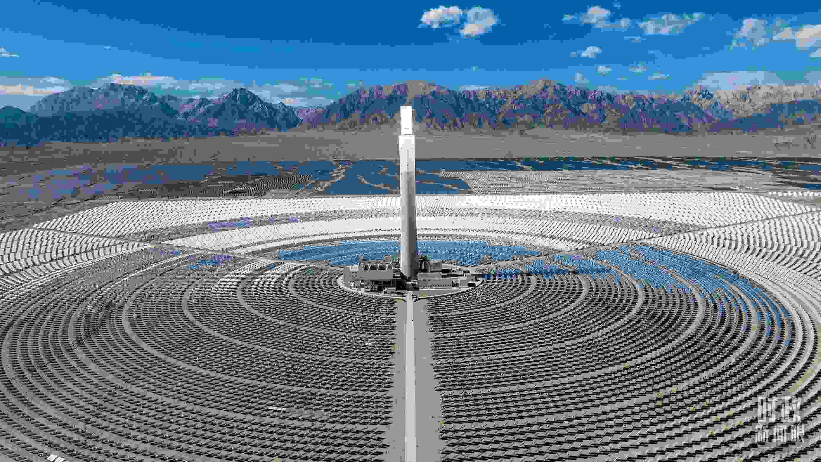 △青海海西德令哈塔式熔鹽儲(chǔ)能光熱發(fā)電廠。（圖/視覺中國）