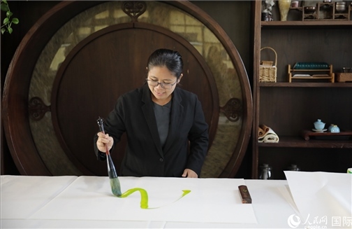 緬甸駐華大使館副館長(zhǎng)、公使銜參贊杜欣瑪泰參加《五百筆·瀾湄合作》集體藝術(shù)創(chuàng)作。人民網(wǎng)王婧攝