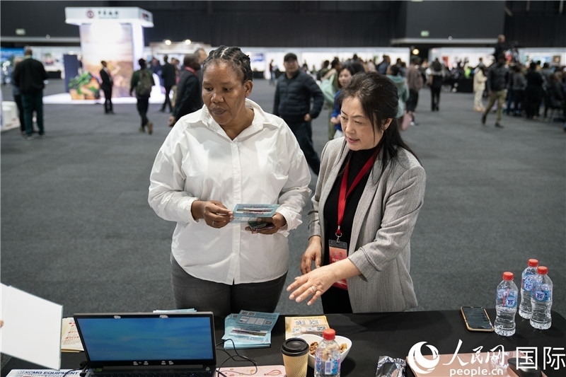 中企工作人員和當(dāng)?shù)厍舐氄呓徽?。希拉茲攝