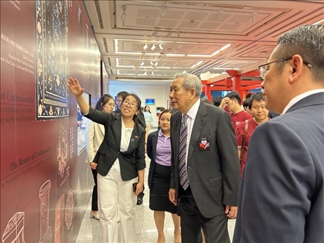 工作人員為泰國前副總理、泰中文化促進(jìn)委員會主席披尼講解展覽內(nèi)容。中國駐泰國大使館供圖