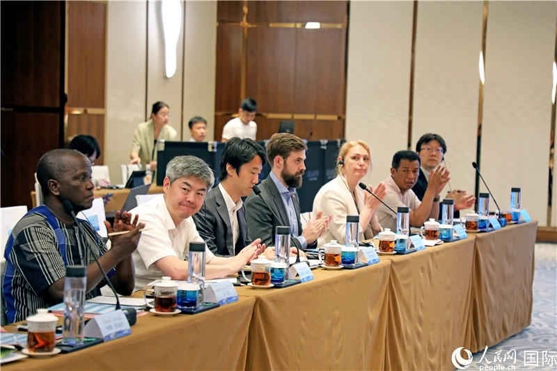 參加產(chǎn)業(yè)對接會(huì)的各國駐華使節(jié)。人民網(wǎng)記者趙益普攝