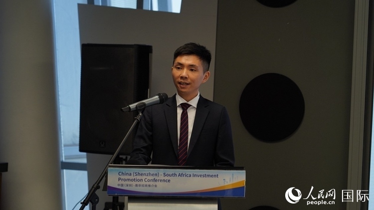 深圳市黃金珠寶首飾行業(yè)協(xié)會副會長李澤鋒介紹深圳市黃金珠寶產(chǎn)業(yè)發(fā)展情況。人民網(wǎng) 劉暢攝