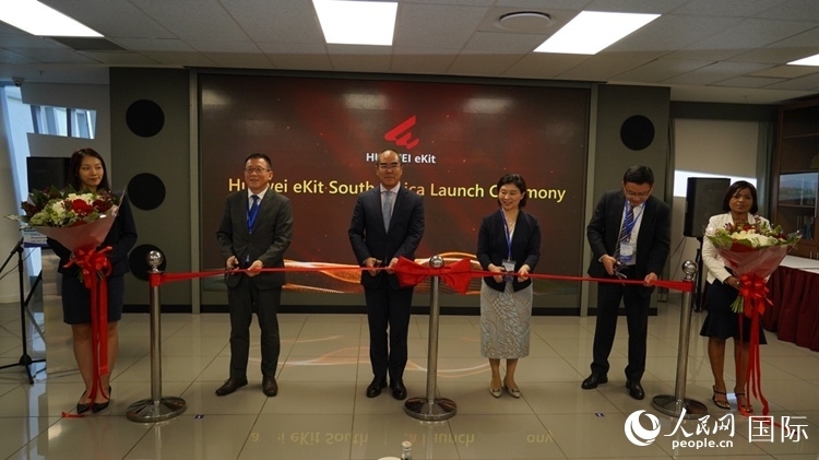 嘉賓出席華為分銷子品牌坤靈出海南非剪彩儀式。 人民網(wǎng) 劉暢攝