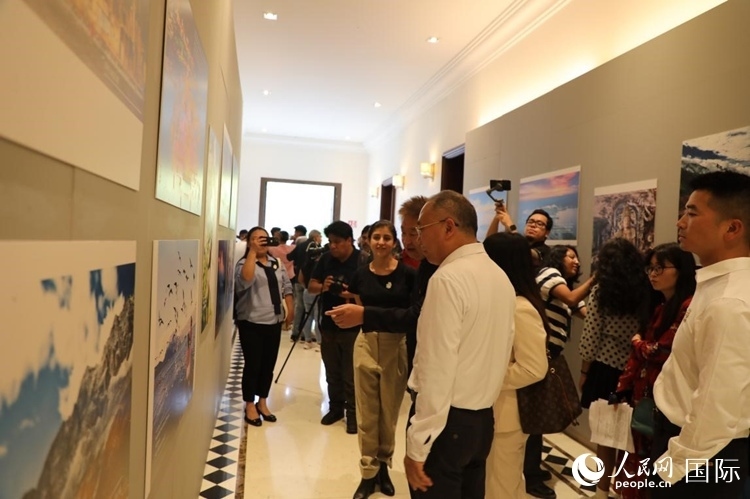 參觀者在圖片展活動(dòng)現(xiàn)場(chǎng)。拍攝者為墨西哥分社外籍雇員埃內(nèi)斯托·多明戈斯