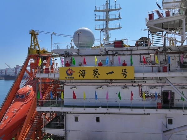 亞洲首艘圓筒型FPSO“?？惶枴苯ㄔ焱旯?。韓慶攝