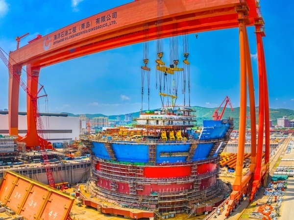 “?？惶枴蓖ㄟ^雙龍門吊進行總裝。侯憲鵬攝