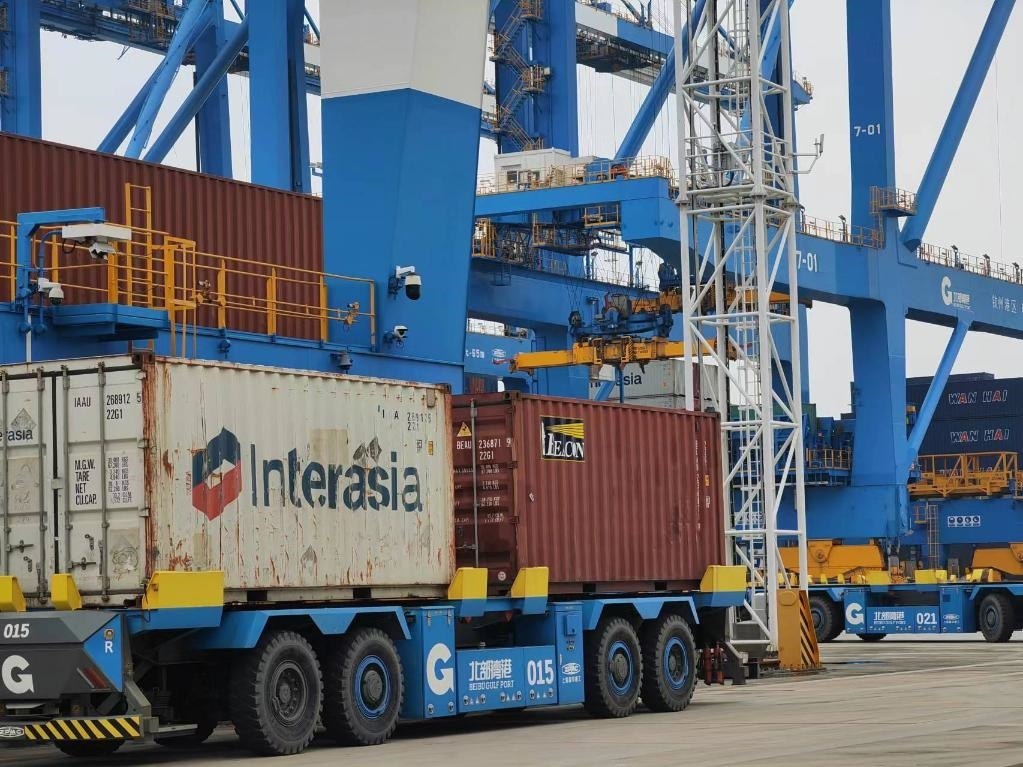 在欽州自動化集裝箱碼頭，智能導(dǎo)引運輸車在運送集裝箱。新華社記者趙歡 攝