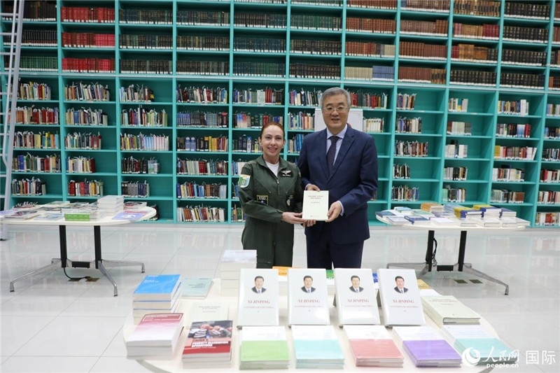 授課后，中國駐巴西大使祝青橋向巴西高等防務學院圖書館捐贈了150本書籍。圖為祝青橋和巴西高等防務學院院長卡拉·利里奧·馬丁斯在圖書捐贈儀式上。 人民網(wǎng)記者 陳一鳴攝