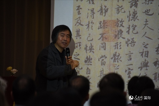 國家畫院王東聲教授介紹中國書法作品。人民網(wǎng)記者 殷淼攝