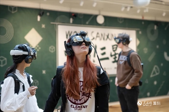 體驗三星堆VR文化。中國駐瑞典大使館供圖