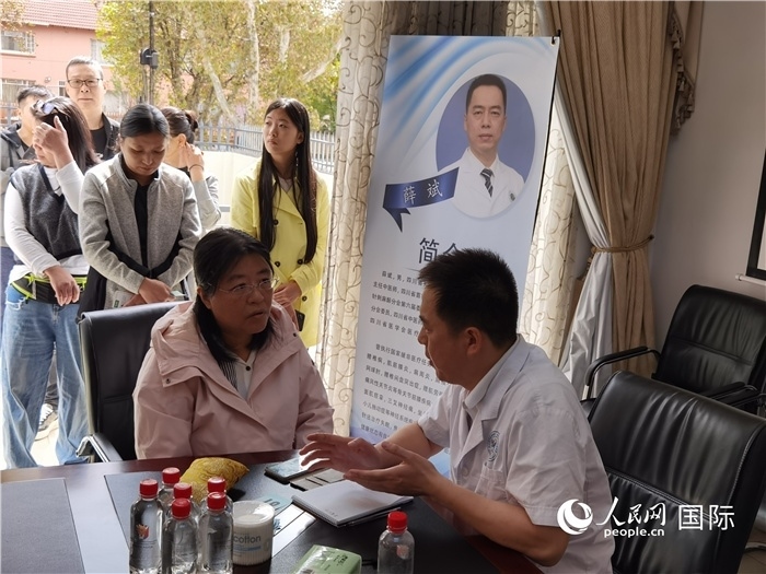 中醫(yī)專家為當(dāng)?shù)厝A僑華人提供中醫(yī)咨詢和診療服務(wù)。 （本報(bào)記者 楊謳 攝）