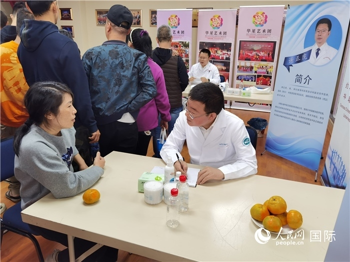 中醫(yī)專家為當(dāng)?shù)厝A僑華人提供中醫(yī)咨詢和診療服務(wù)。 （本報(bào)記者 楊謳 攝）