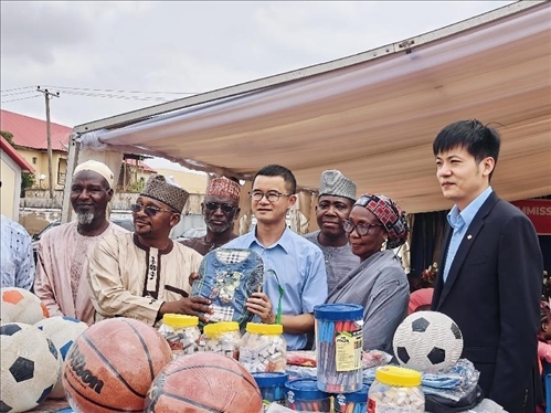 中尼友誼示范校物資捐贈(zèng)。駐尼日利亞使館供圖