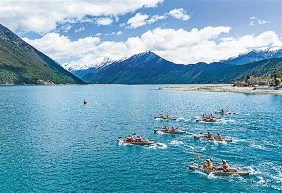 2024年4月20日，2024年巴松措國際漂流公開賽的選手在比賽中。 新華社記者 孫非攝