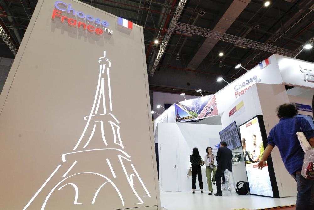 2019年11月5日，第二屆中國國際進(jìn)口博覽會在上海國家會展中心開幕。這是參觀者走過法國國家館。新華社記者 張玉薇 攝