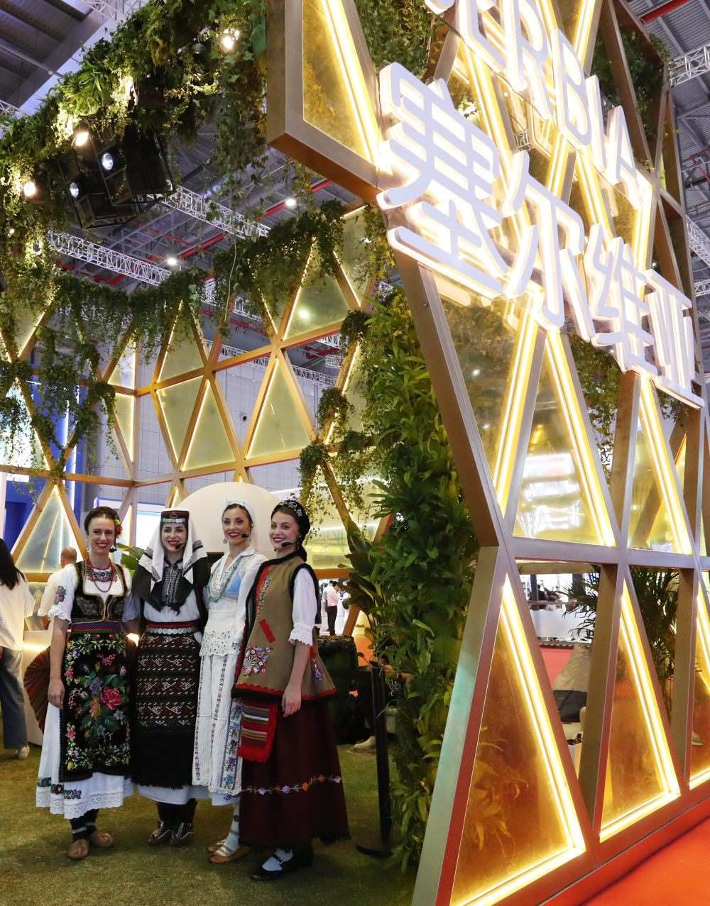 2023年11月6日，身著傳統(tǒng)服飾的演職人員在上海進(jìn)博會國家展塞爾維亞展臺迎接參觀者。第六屆進(jìn)博會國家展全面恢復(fù)線下舉辦，洪都拉斯、塞爾維亞、越南、南非、哈薩克斯坦作為本屆進(jìn)博會主賓國在國家展亮相。新華社記者 方喆 攝