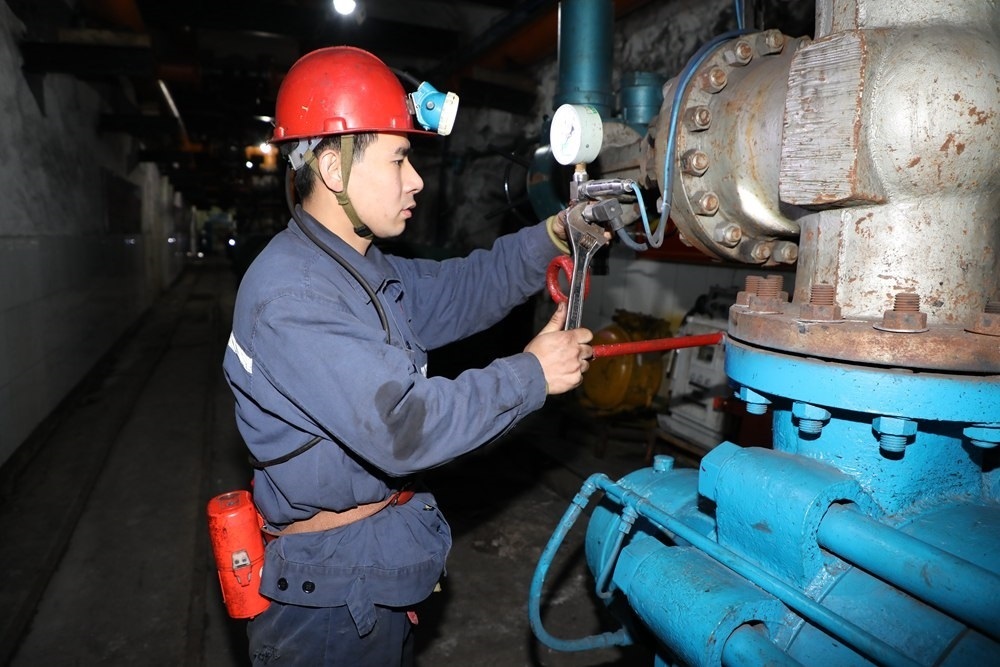 2024年4月30日，冀中能源峰峰集團新屯礦機電區(qū)副區(qū)長顧博在井下泵房檢修水泵。新華社發(fā)