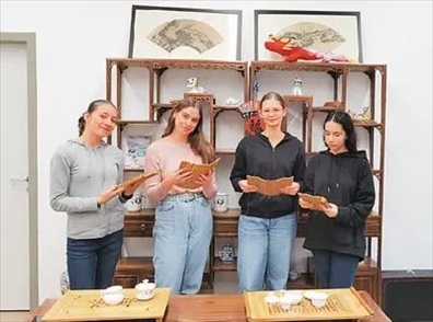 匈中雙語學(xué)校的學(xué)生胡靈月(左一)、宋智孝(右二)學(xué)習(xí)中國茶文化。