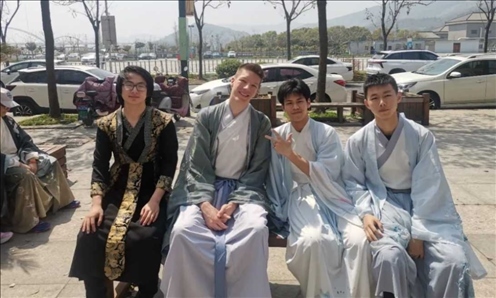 匈牙利學(xué)生與襄陽三十六中學(xué)生友好交流。