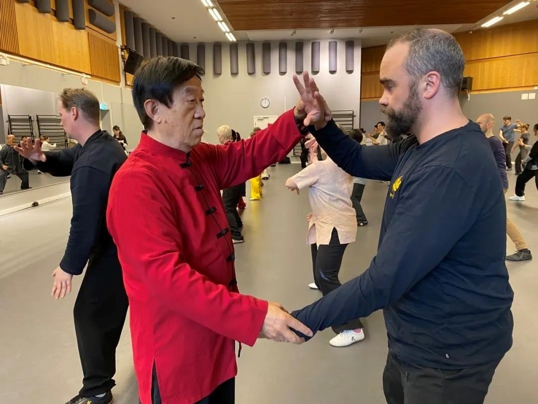 陳正雷老師親自示范指導(dǎo)。斯德哥爾摩中國文化中心供圖
