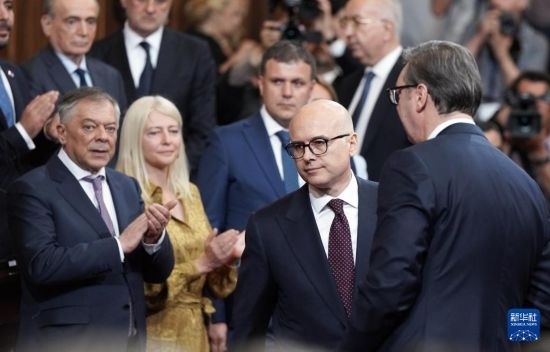  5月2日，在塞爾維亞貝爾格萊德，新一任政府總理武切維奇（中）出席就職儀式。新華社發(fā)（普雷德拉格·米洛薩夫列維奇攝）