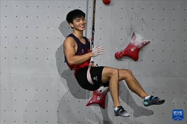 2024年4月13日，在江蘇吳江舉行的2024年國際攀聯(lián)攀巖世界杯（吳江站）男子速度決賽中，中國選手伍鵬獲得冠軍。圖為中國選手伍鵬在決賽后慶祝。新華社發(fā)（王須中攝）