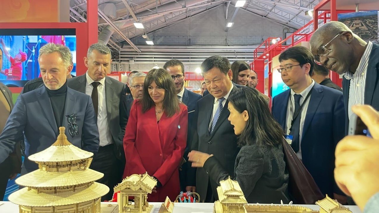 巴黎市市長(zhǎng)安妮·伊達(dá)爾戈參觀展覽。主辦方供圖