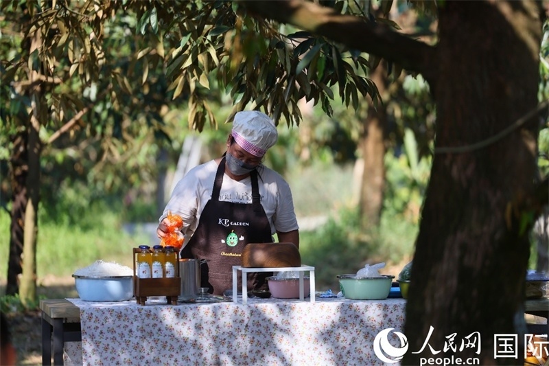 工作人員正在準(zhǔn)備特色果汁。人民網(wǎng)記者 白元琪攝