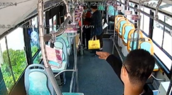 公交車(chē)上他一聲大吼！魏杰，好樣的！