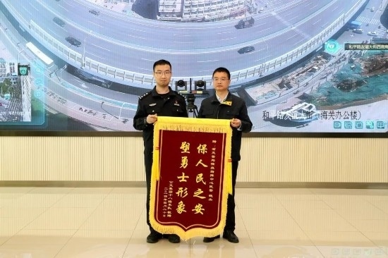 公交車(chē)上他一聲大吼！魏杰，好樣的！