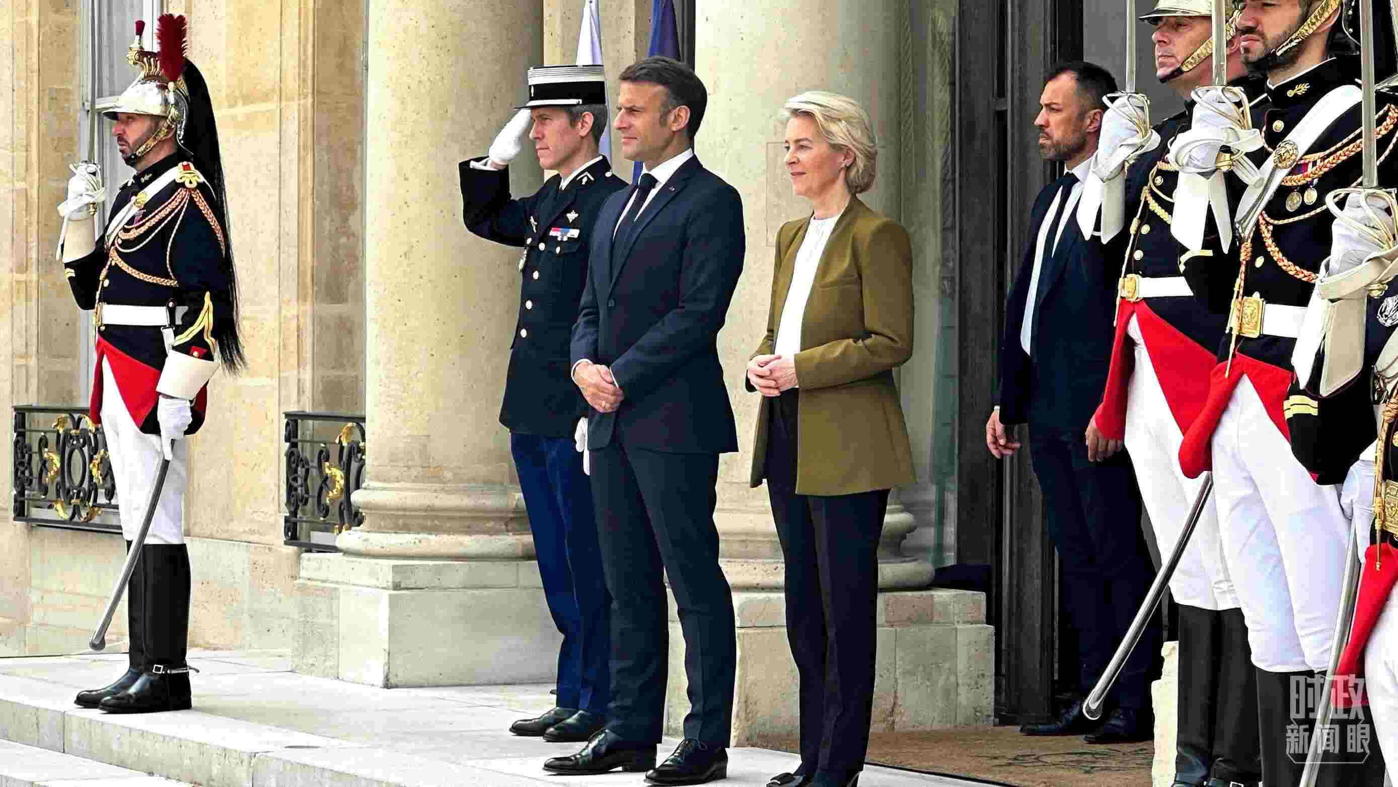 △中法歐領(lǐng)導(dǎo)人三方會(huì)晤后，馬克龍總統(tǒng)和馮德萊恩主席將習(xí)主席送至上車處。（總臺央視記者關(guān)舟拍攝）