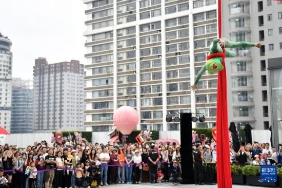 5月7日，演員在長(zhǎng)沙國金中心表演木偶劇。新華社記者 陳振海 攝