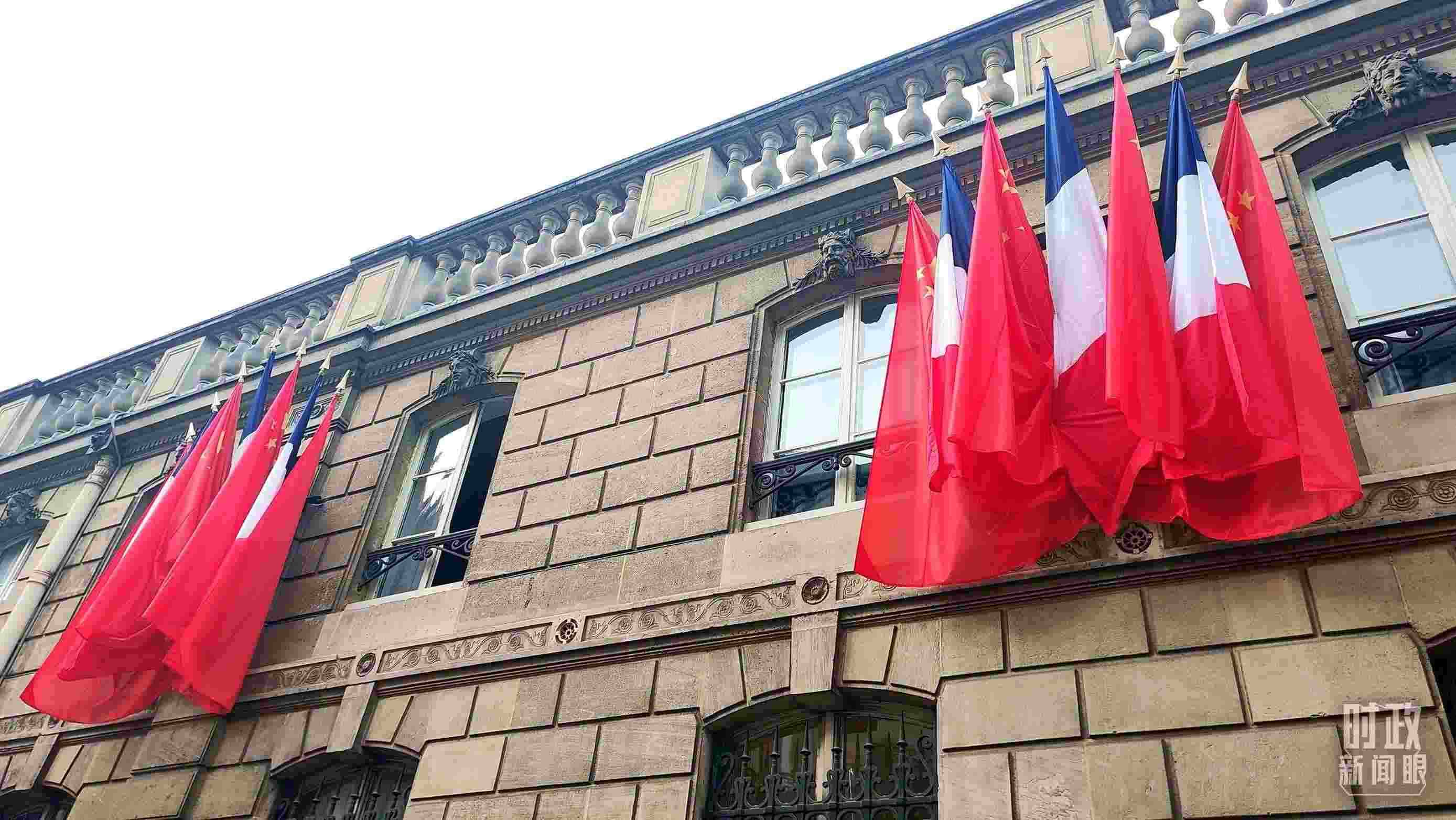 △中法歐領(lǐng)導(dǎo)人三方會(huì)晤地點(diǎn)——愛麗舍宮懸掛中法兩國國旗。（總臺央視記者劉琦拍攝）
