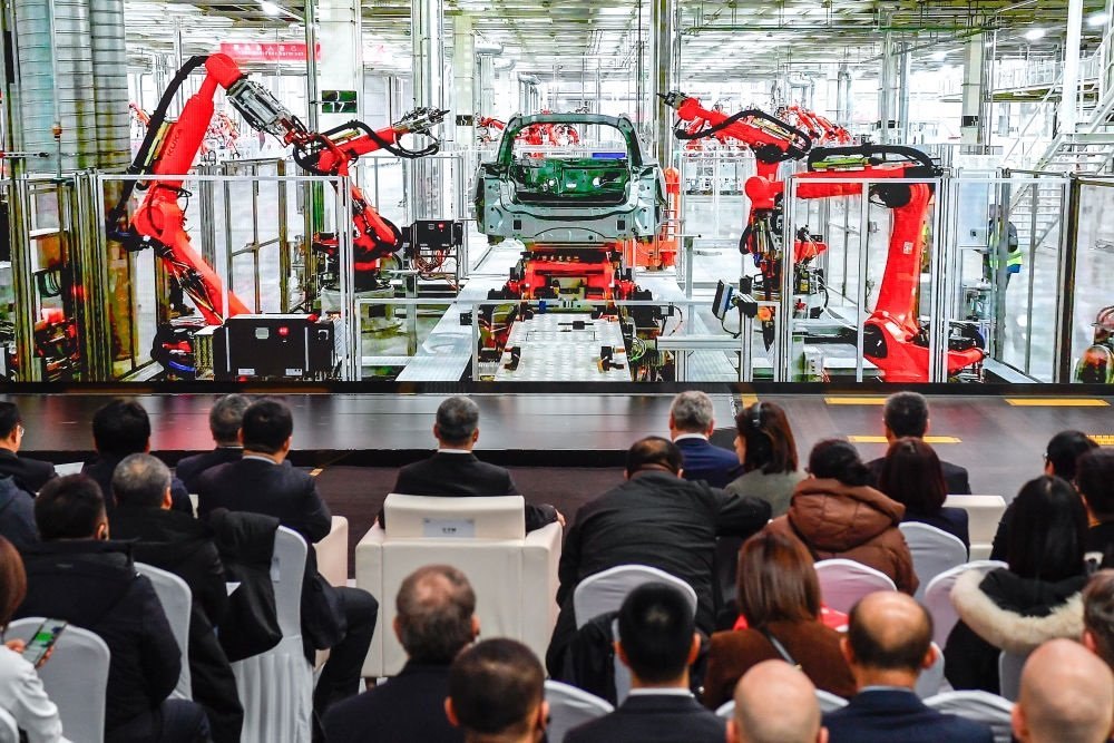 2024年1月26日，奧迪一汽新能源汽車有限公司預批量生產(chǎn)正式啟動，嘉賓觀看奧迪一汽新能源汽車有限公司生產(chǎn)車間的宣傳短片。新華社記者 許暢 攝