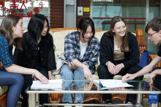 4月28日，宋智孝（右二）和胡靈月（左一）在北京首都師范大學(xué)校園內(nèi)與同學(xué)交流。新華社記者 彭子洋 攝