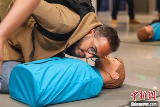 5月9日，留學(xué)生利用假人道具練習(xí)心肺復(fù)蘇技巧。張鷹 攝