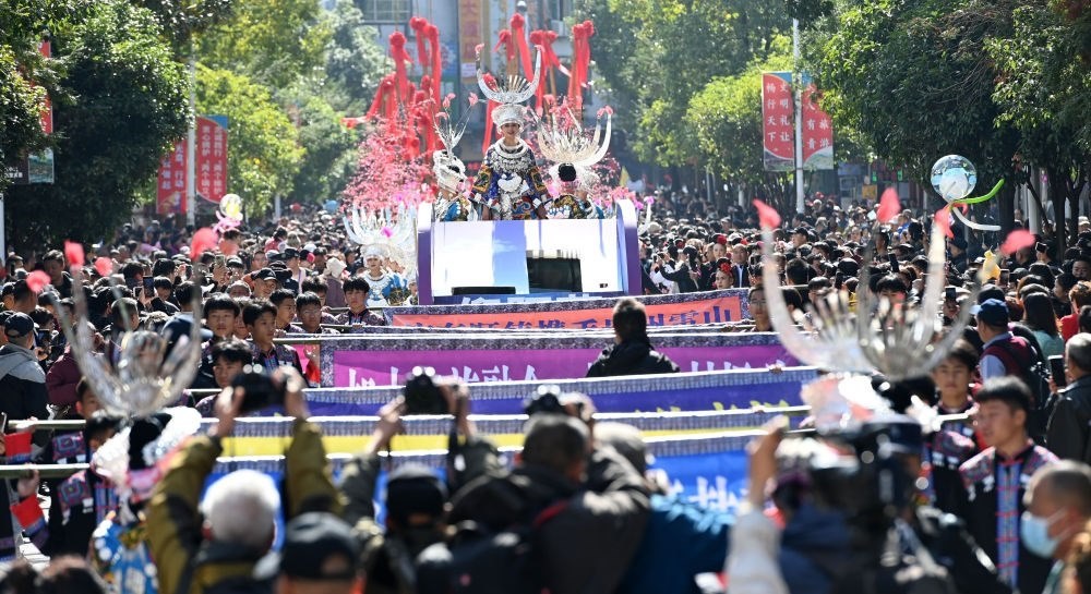 在貴州雷山縣縣城，苗族群眾身著盛裝，載歌載舞參加苗年和鼓藏節(jié)的巡游活動(dòng)（2023年11月16日攝）。新華社記者 楊楹 攝