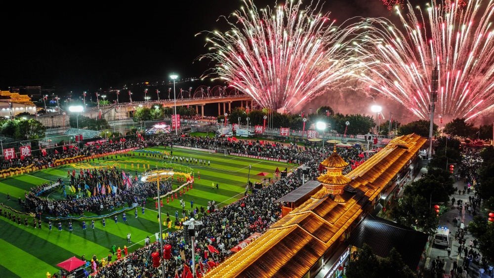 在貴州省榕江縣舉行的2024全國“村晚”示范展示活動(dòng)暨貴州“村超村晚”活動(dòng)中，音樂煙花秀精彩上演（2024年2月3日攝，無人機(jī)照片）。新華社記者 劉續(xù) 攝