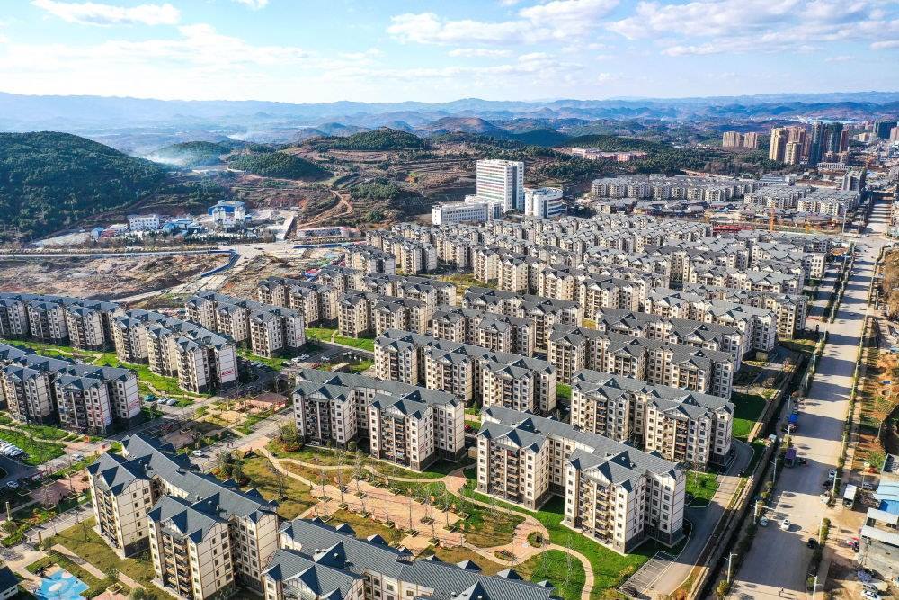 貴州省威寧縣五里崗街道朝陽新城易地扶貧搬遷安置小區(qū)（2021年11月28日攝，無人機(jī)照片）。新華社記者 楊文斌 攝