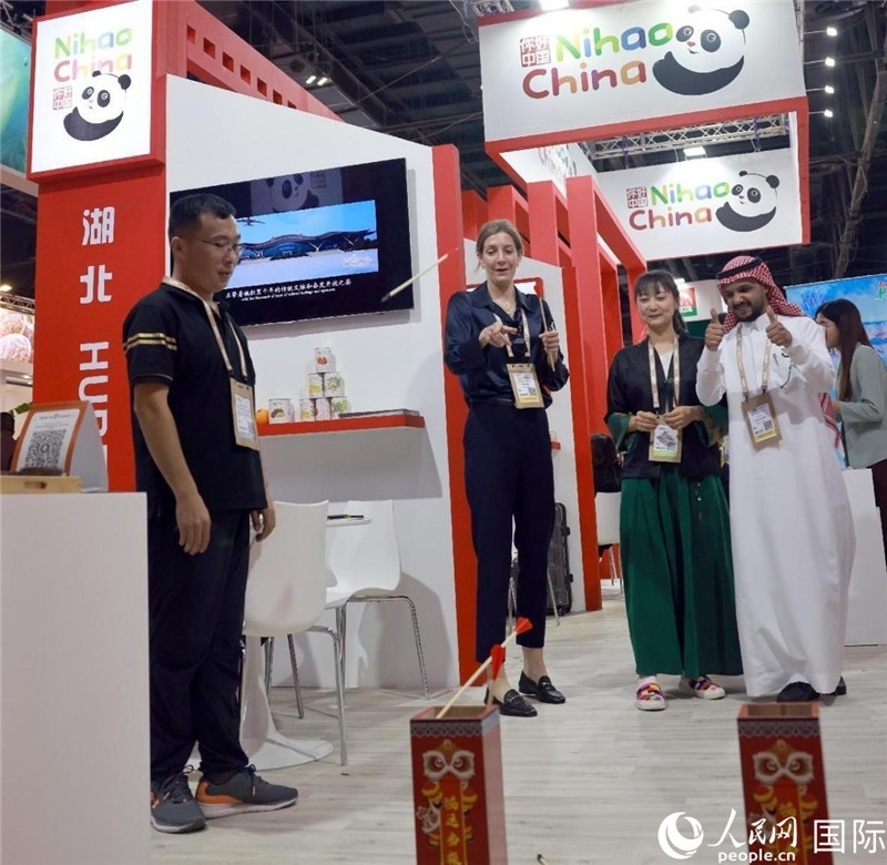 觀眾在參與投壺游戲。人民網(wǎng)記者管克江攝