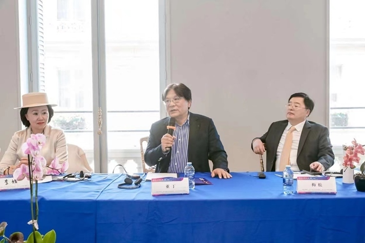 法中交流促進(jìn)會(huì)會(huì)長(zhǎng)、作家、翻譯家、法國(guó)最高榮譽(yù)騎士勛章獲得者亞丁發(fā)言（圖片：中國(guó)傳媒大學(xué)