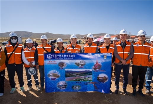 奧魯羅公路項(xiàng)目開工儀式現(xiàn)場(chǎng)，中國中鐵員工代表合影。中國中鐵供圖