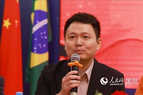 中國駐里約熱內(nèi)盧總領(lǐng)館副總領(lǐng)事王尉育在座談會上致辭。人民網(wǎng)記者 陳海琪攝