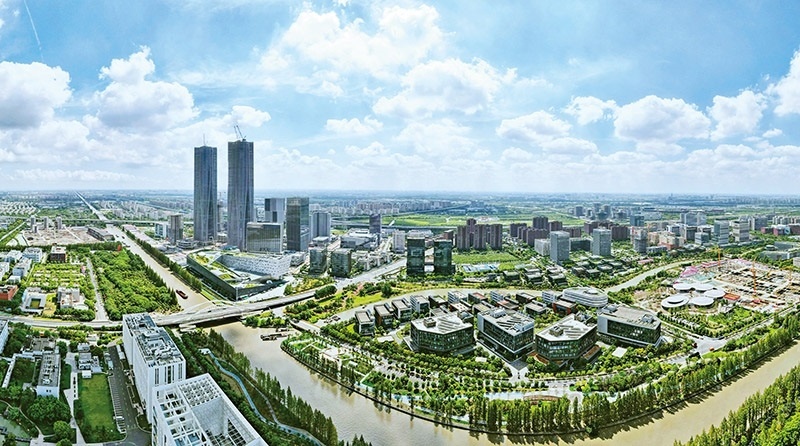 建立全國(guó)第一個(gè)國(guó)際貿(mào)易“單一窗口”，開(kāi)設(shè)全國(guó)第一批自由貿(mào)易賬戶，設(shè)立全國(guó)第一家外商獨(dú)資醫(yī)院、第一家外商獨(dú)資公募基金公司、第一家外商獨(dú)資汽車制造企業(yè)……中國(guó)（上海）自由貿(mào)易試驗(yàn)區(qū)掛牌以來(lái)，誕生了若干個(gè)“全國(guó)第一”，在制造業(yè)、金融業(yè)等數(shù)十個(gè)開(kāi)放領(lǐng)域，實(shí)現(xiàn)一批全國(guó)首創(chuàng)項(xiàng)目落地。圖為上海自貿(mào)區(qū)張江片區(qū)（2023年9月10日攝，無(wú)人機(jī)照片）。 新華社記者 方喆/攝