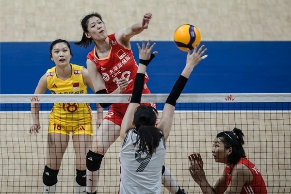 李盈瑩(上)扣球。圖片來源：國際排聯(lián)