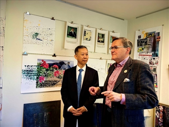 中國(guó)駐瑞典大使崔愛民和瑞典跨國(guó)和平與未來研究基金會(huì)主席約貝里。 中國(guó)駐瑞典大使館供圖