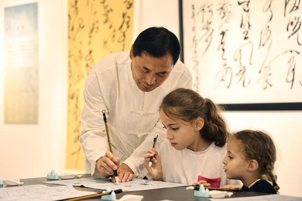 中國書法老師帶領(lǐng)現(xiàn)場觀眾體驗書法。拉巴特中國文化中心供圖