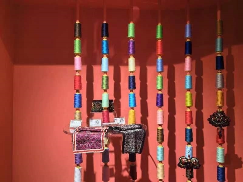 貴州省民族博物館內(nèi)展示的色彩斑斕的苗繡原材料及繡片（2024年4月27日攝）。新華社記者 楊欣 攝