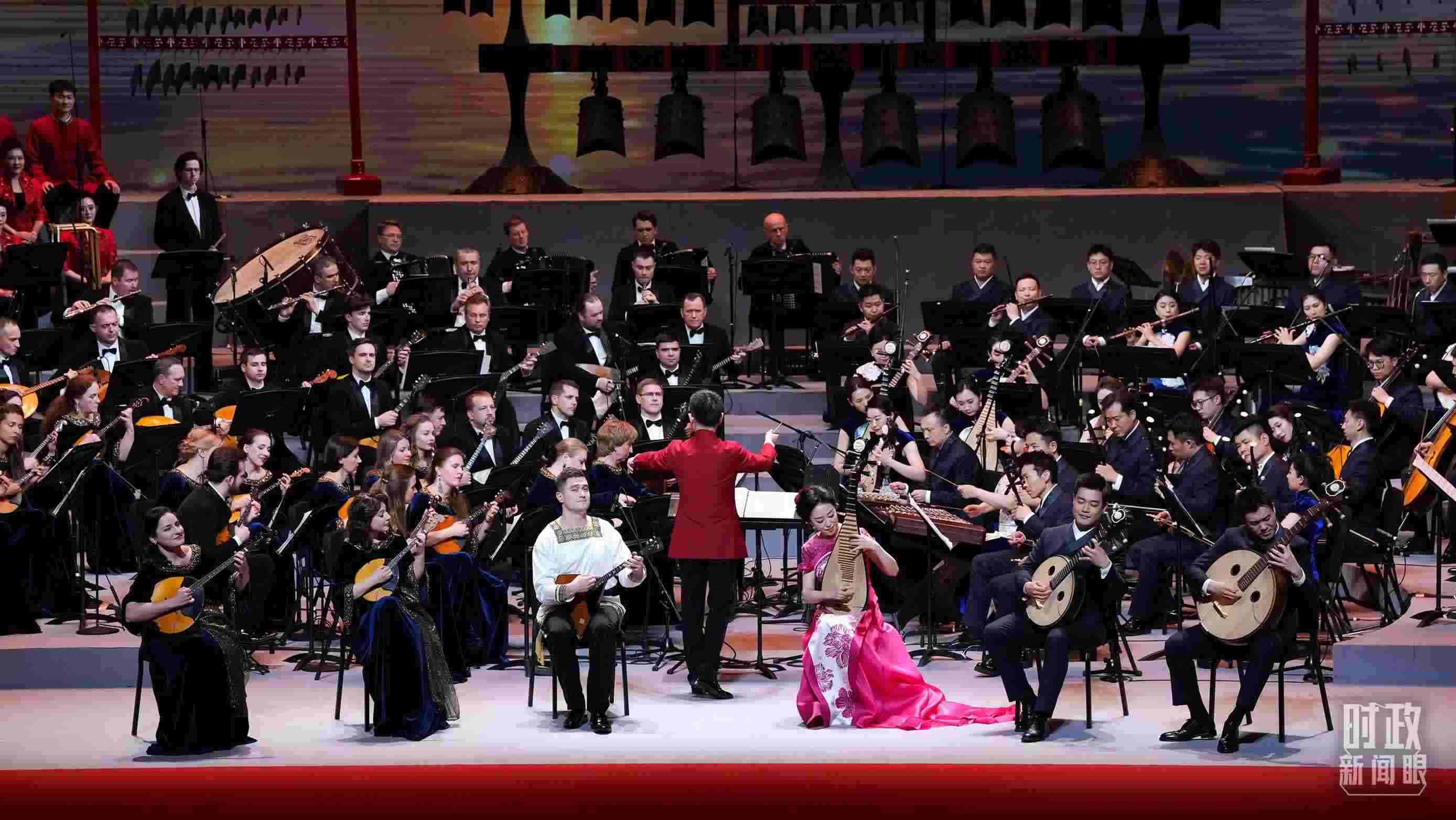 △前來(lái)參加音樂(lè)會(huì)的中俄藝術(shù)家匯聚一堂。（總臺(tái)央視記者李增仁、國(guó)廣記者李晉拍攝）